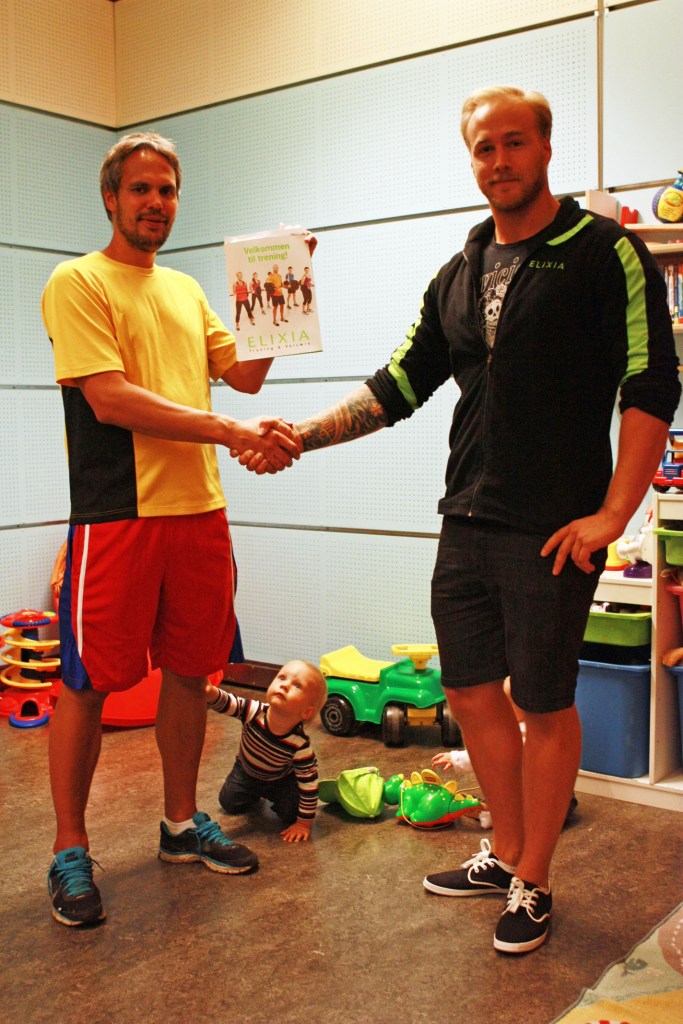Heine Strømme vant 1 års medlemsskap i Elixia, overlevert av Rasmus Ahnell fra Elixia
